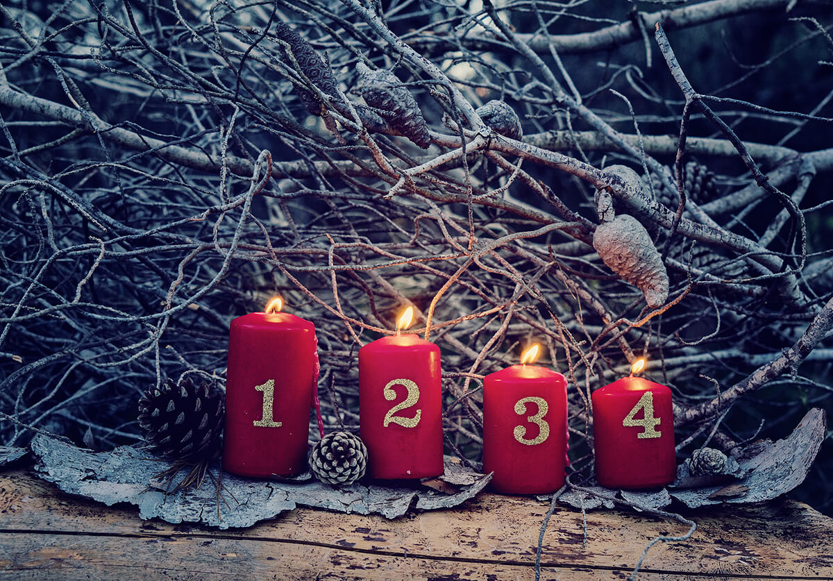 Vier Adventskerzen, die vom 1 bis 4 nummeriert sind