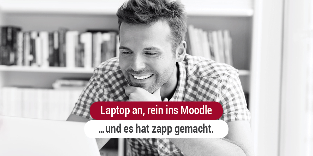 Ein junges Mädchen sitzt in einem Café. Neben ihr ist ein Rucksack, ein Notebook, eine Tasse Kaffee.